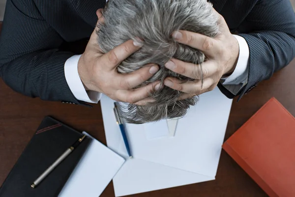 Velho dor de cabeça sobre o seu negócio de trabalho — Fotografia de Stock