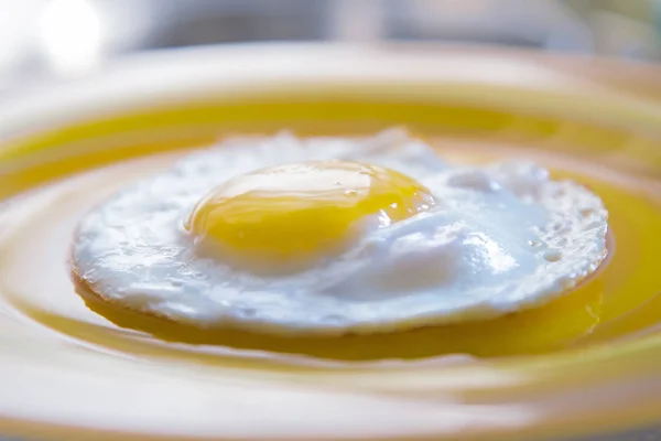 Fried egg on yellow plate Horizontal — Stock Photo, Image