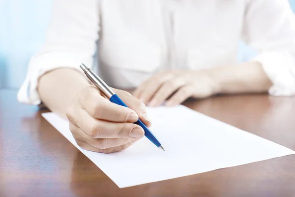 Hand av affärskvinna skriva på papper — Stockfoto