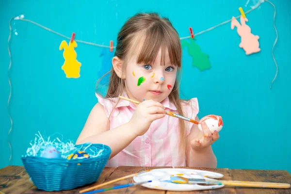 Ευτυχισμένος κορίτσι ζωγραφική Πάσχα Αυγουλάκι — Φωτογραφία Αρχείου