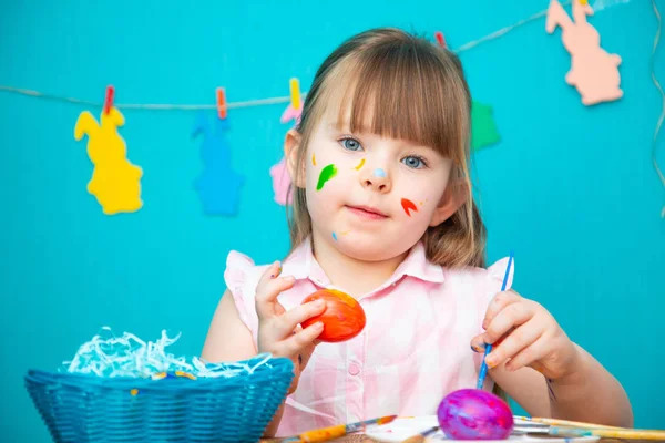 Glückliches kleines Mädchen bemalt Osterei — Stockfoto