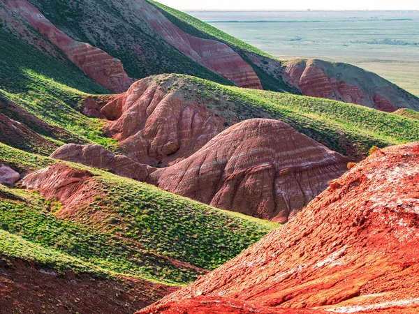 Ongewoon landschap. Mountain Big Bogdo in de regio Astrakhan, Rusland. Heilige plaats voor het beoefenen van het boeddhisme. — Stockfoto