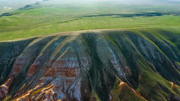 Ongewoon landschap. Mountain Big Bogdo in de regio Astrakhan, Rusland. Heilige plaats voor het beoefenen van het boeddhisme. — Stockfoto