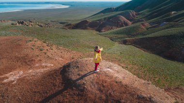 Küçük kız hayatın tadını çıkarıyor..