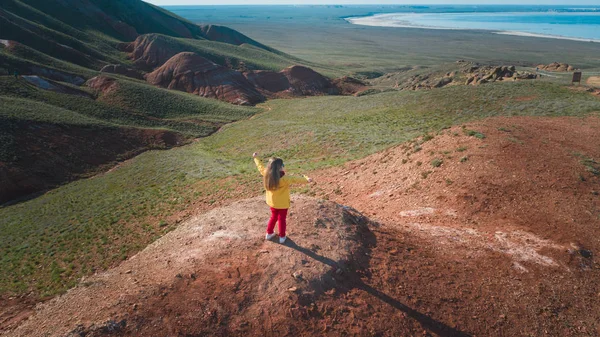 Küçük kız hayatın tadını çıkarıyor.. — Stok fotoğraf