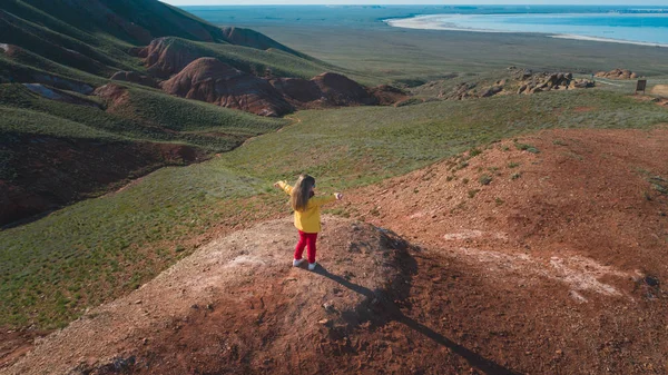 Küçük kız hayatın tadını çıkarıyor.. — Stok fotoğraf