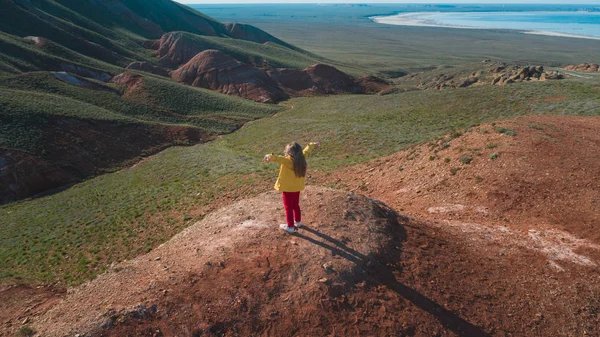 Küçük kız hayatın tadını çıkarıyor.. — Stok fotoğraf