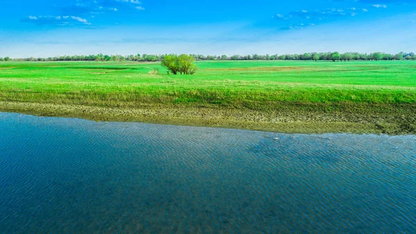 Paisagem de primavera com o rio e o sol Horizontal — Fotografia de Stock