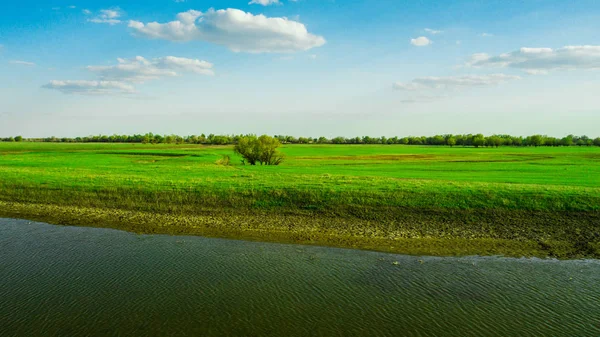 Tavaszi táj a folyóval és a nappal Vízszintes — Stock Fotó
