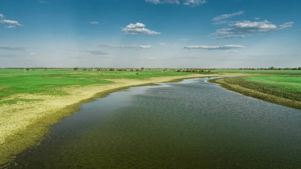 Paisagem de primavera com o rio e o sol Horizontal — Fotografia de Stock