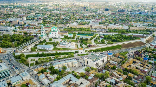 Astrakhan, Russia - 29 aprile 2019: Vista dall'alto della città di Astrakhan e del Cremlino. Russia — Foto Stock