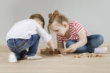 sevimli küçük kız ve erkek ev tarafından oyuncaklar ile oynama