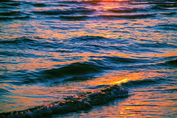 Meereswelle hautnah bei Sonnenuntergang, Blick in den niedrigen Winkel horisontal — Stockfoto