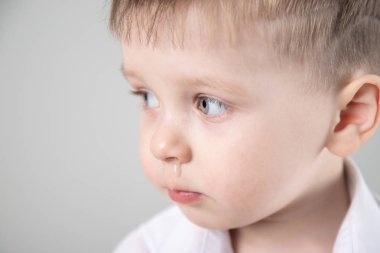 Çocuk açık sümük ile bir burun akıntısı var