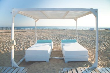 Sahilde metal çerçeve yapımı.