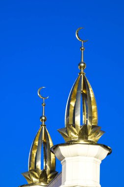Mavi gökyüzüne karşı Altın Hilal.