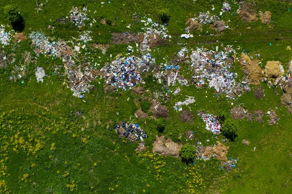 Widok z lotu ptaka na wysypisko śmieci na łące. — Zdjęcie stockowe