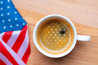 Bağımsızlık Günü Abd kavramı. Anma Günü. Beyaz arka plan üst görünüm düz yatıyordu Amerikan bayrağı ile kahve Fincan