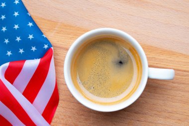 Bağımsızlık Günü Abd kavramı. Anma Günü. Beyaz arka plan üst görünümünde Amerikan bayrağı ile kahve Fincan