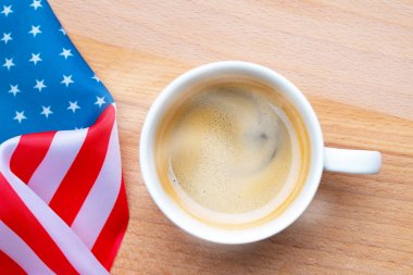 Bağımsızlık Günü Abd kavramı. Anma Günü. Beyaz arka plan üst görünümünde Amerikan bayrağı ile kahve Fincan