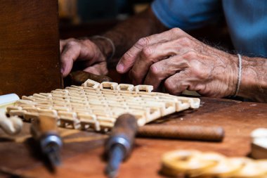 Tezgah üzerinde elinde keski ile marangoz
