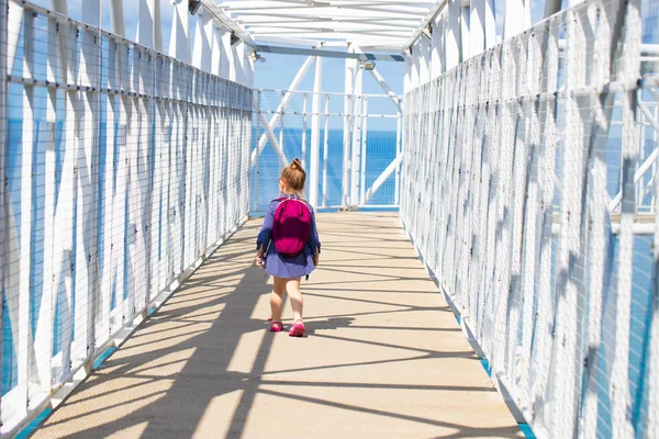 Little girl runs across the bridge — Stock Photo, Image