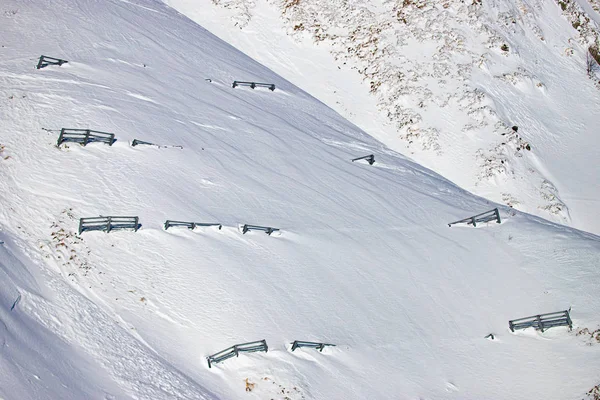 Barreras de avalancha en las montañas nevadas Fotos de stock
