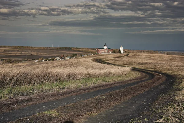 Typisch Russisch landelijk landschap met een veld en een klooster. — Stockfoto