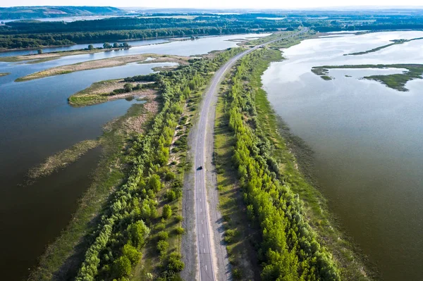 Carretera con coche cerca de la ciudad de Sviyazhsk. Rusia . — Foto de Stock