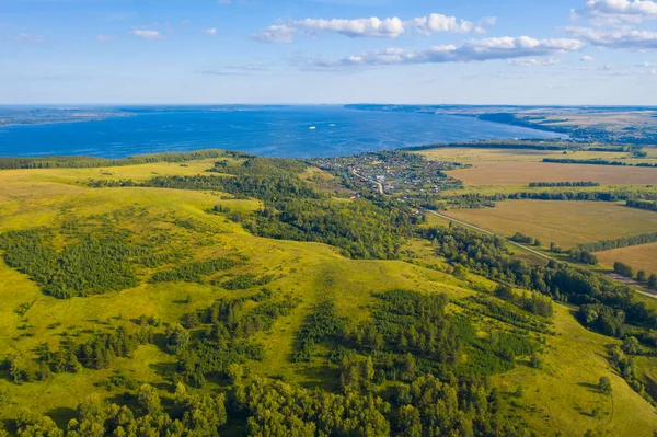 Volga ve Kama nehirlerinin kesişimindeki manzara — Stok fotoğraf