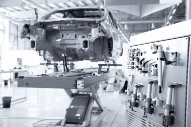 Araba imalat atölyesinde araba çerçevesi. Koleksiyon Araçları.