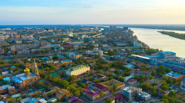 Volga Nehri üzerindeki Astrakhan şehrinin panoraması.