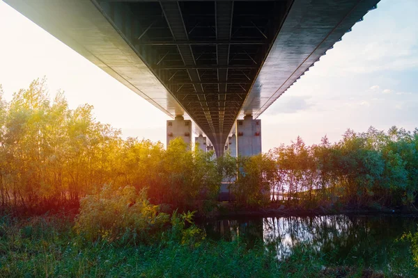 Vista sob a ponte sobre o rio Volga — Fotografia de Stock
