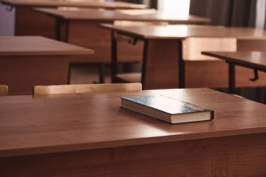 Genç öğrencilerin olmadığı bir sınıf.