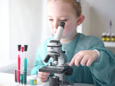 Küçük bir kız laboratuarında bilimsel işler yapıyor. Konsept geleceğin çocukları..