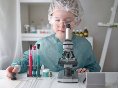 Küçük bir kız laboratuarında bilimsel işler yapıyor. Konsept geleceğin çocukları..