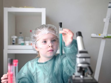 Küçük bir kız laboratuarında bilimsel işler yapıyor. Konsept geleceğin çocukları..