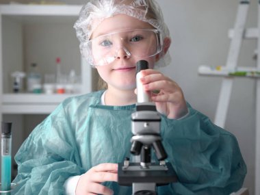 Küçük bir kız laboratuarında bilimsel işler yapıyor. Konsept geleceğin çocukları..