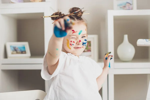 Schneiden Mädchen Malerei in ihrem Haus. Selektiver Fokus — Stockfoto