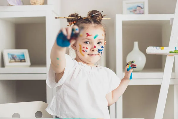 Schneiden Mädchen Malerei in ihrem Haus. Selektiver Fokus — Stockfoto