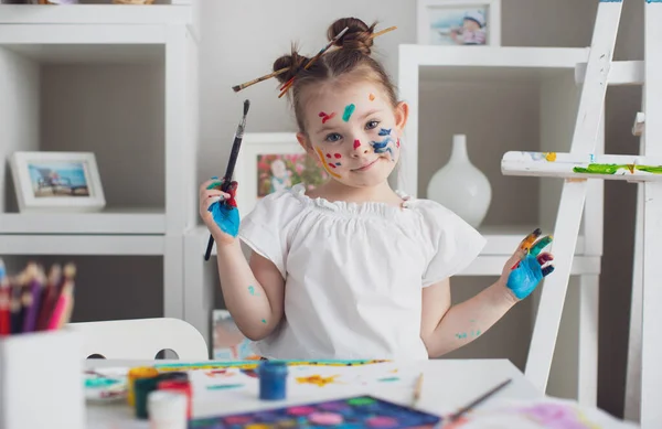 Κόψτε το κορίτσι ζωγραφική στο σπίτι της. Επιλεκτική εστίαση — Φωτογραφία Αρχείου