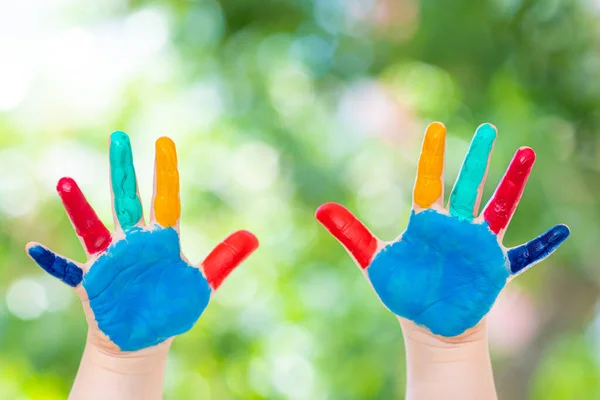 Kinderhände mit bunten Farben bemalt, bereit für Handabdrücke — Stockfoto