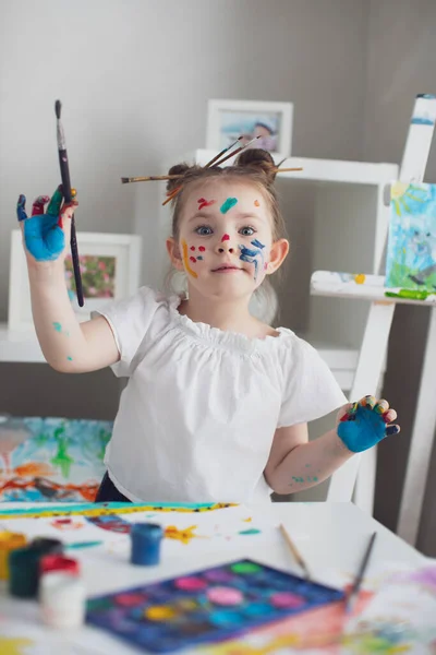 Κόψτε το κορίτσι ζωγραφική στο σπίτι της. Επιλεκτική εστίαση — Φωτογραφία Αρχείου