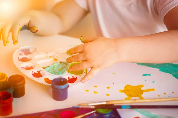 Το χέρι ενός παιδιού που ζωγραφίζει σε ένα χαρτί — Φωτογραφία Αρχείου