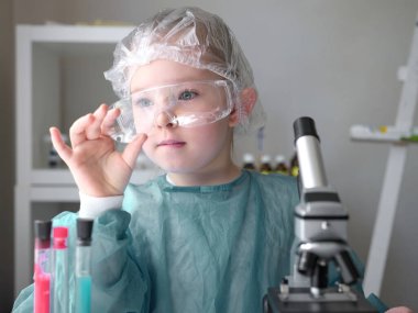 Küçük bir kız laboratuarında bilimsel işler yapıyor. Konsept geleceğin çocukları..