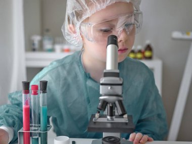 Küçük bir kız laboratuarında bilimsel işler yapıyor. Konsept geleceğin çocukları..