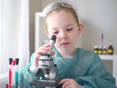Küçük bir kız laboratuarında bilimsel işler yapıyor. Konsept geleceğin çocukları..
