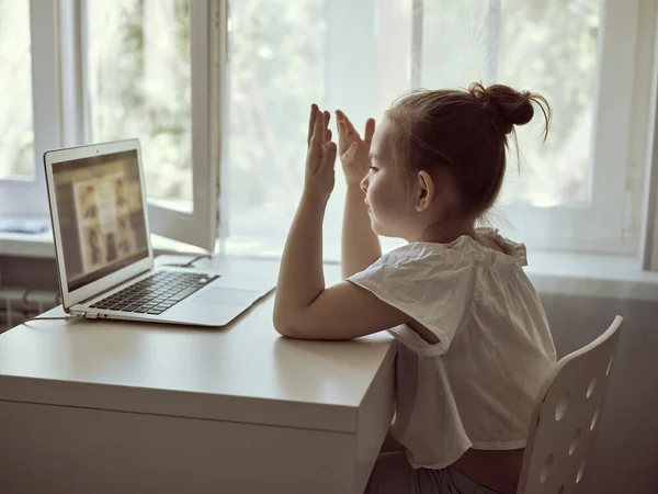 Χαριτωμένο κοριτσάκι που χρησιμοποιεί λάπτοπ στο σπίτι. Εκπαίδευση, online μελέτη, σπίτι μελέτη Παιδιά εξ αποστάσεως εκπαίδευσης — Φωτογραφία Αρχείου