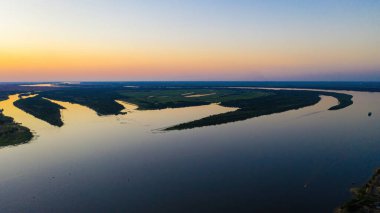 İlkbaharda Astrakhan bölgesindeki nehirlerin hava manzarası. Volga Nehri.