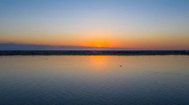 İlkbaharda Astrakhan bölgesindeki nehirlerin hava manzarası. Volga Nehri.